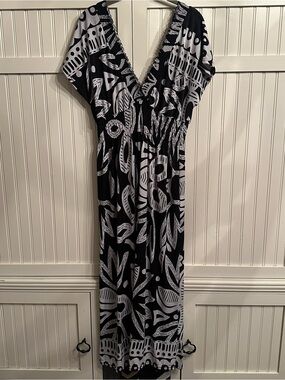 Black & White Printed V-Neck Maxi Dress with Smocked Waist